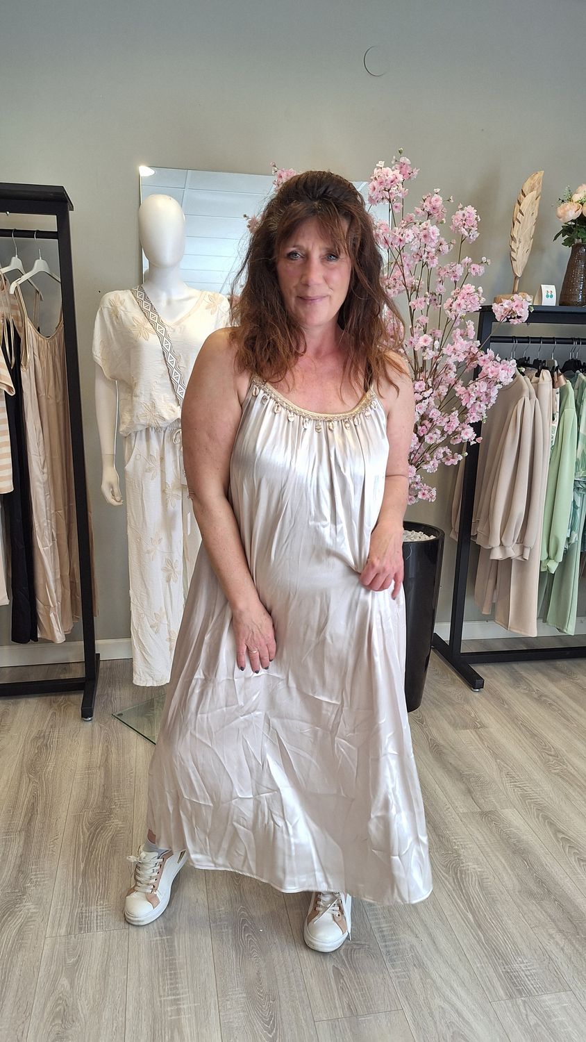 Satijnen jurk licht sand 