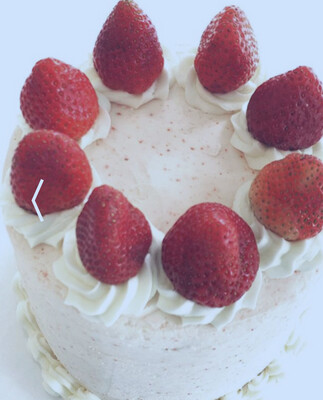  Signature Strawberries And Cream Cake (6 Inch)