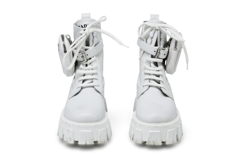 PRADA - Bottines Monolith Nylon
T37 EU PRADA - Bottines Monolith Nylon
T37 EU