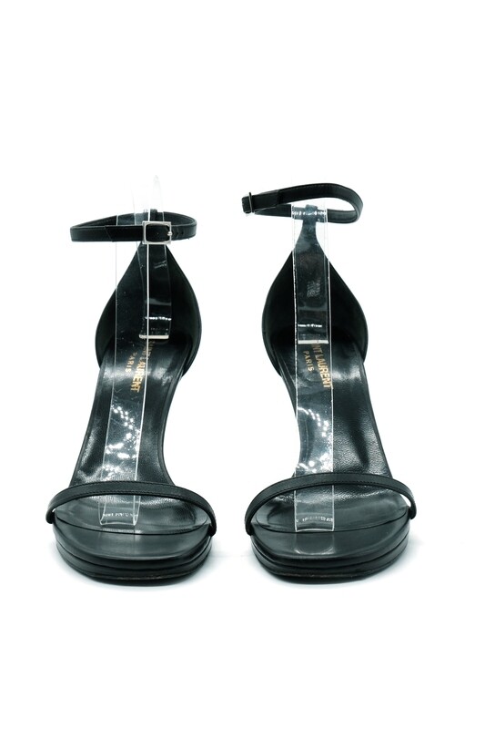 YVES SAINT LAURENT - Sandales à talon
T39 EU YVES SAINT LAURENT - Sandales à talon
T39 EU