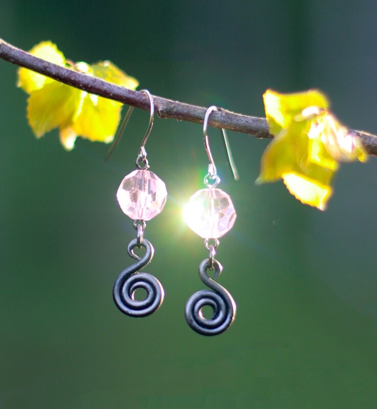 Taika-korvakorut vaaleanpunaisilla lasikristalleilla.