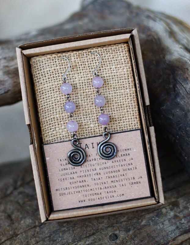 Taika-korvakorut kolmella lilalla kivihelmellä