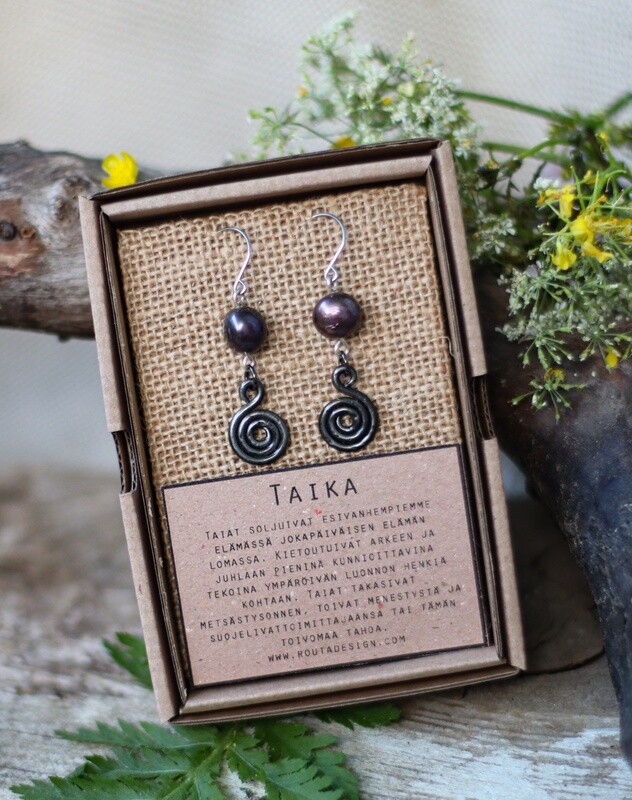 Taika-korvakorut peacock-makeanvedenhelmillä