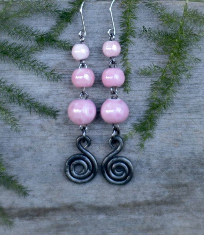 Taika-korvakorut vaaleanpunaiset keraamiset helmet