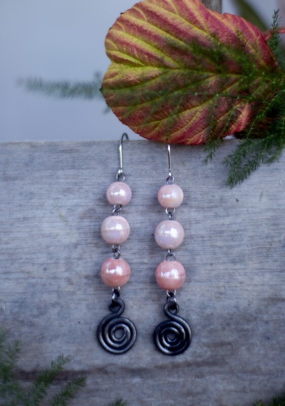 Taika-korvakorut keraamisilla helmillä, pinkki