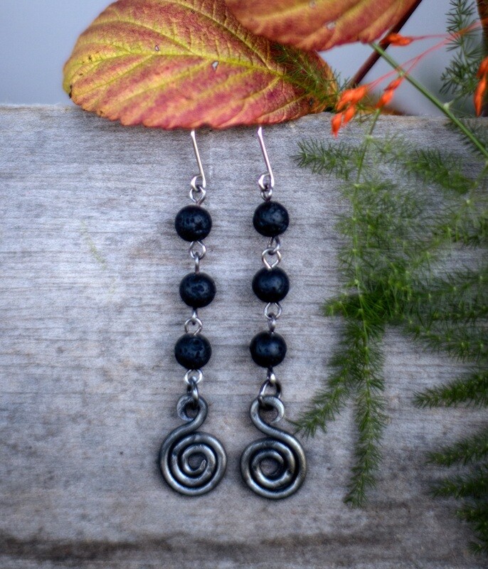 Taika-korvakorut laavakivillä