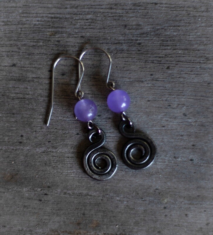 Taika-korvakorut, lila kivihelmi