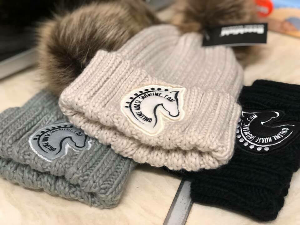 ONLINE HORSE SHOWING BOBBLE HAT ONLINE HORSE SHOWING BOBBLE HAT