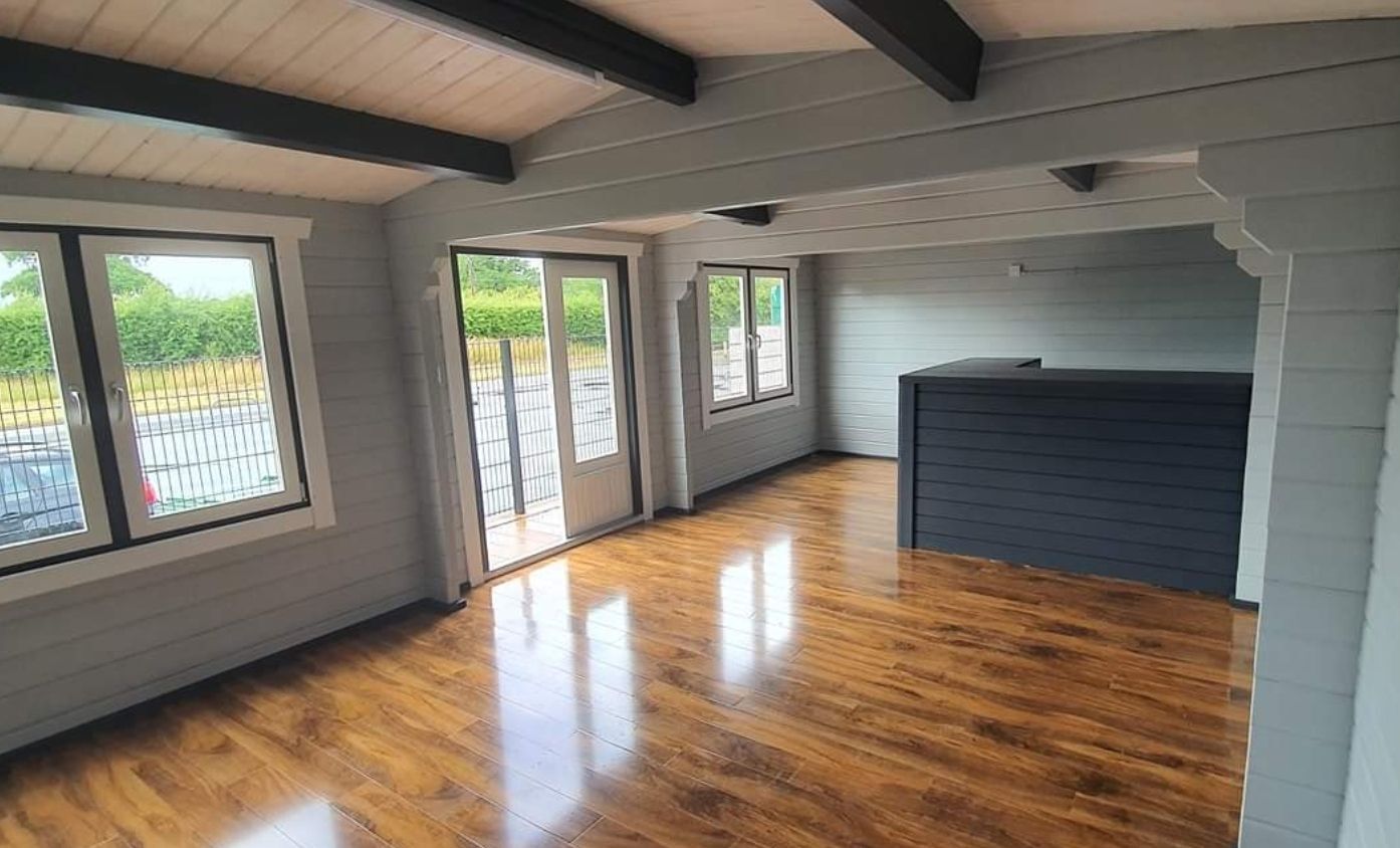 Entertainment Log Cabin | 44 or 68mm logs | 7.0 x 4.25m | Standard Range