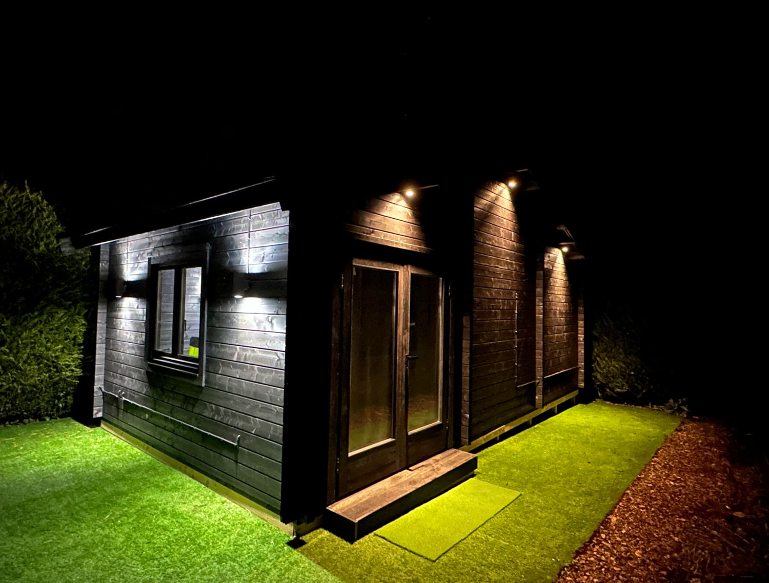 The Target Golf Cabin | 7.0 x 4.0m  - Golf Simulator Log Cabin | 68mm Thick Logs | BESPOKE