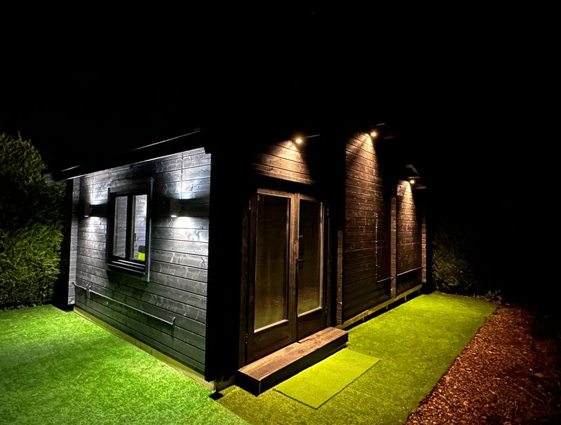 The Target Golf Cabin | 7.0 x 4.0m  - Golf Simulator Log Cabin | 68mm Thick Logs | BESPOKE