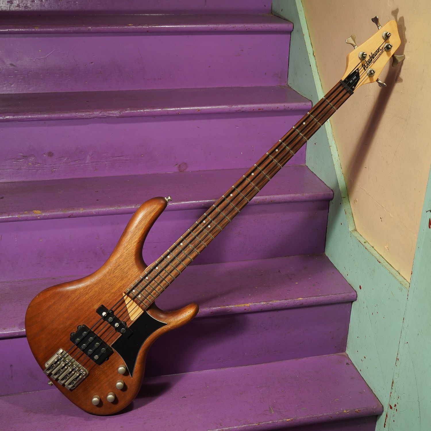 2000s Washburn Hammerhead RB-2002 Active Electric Bass Guitar 2000s Washburn Hammerhead RB-2002 Active Electric Bass Guitar