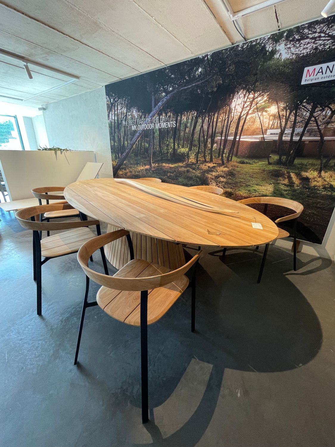 Umu Oval Table 290x150cm en 6x Dev Stoelen Umu Oval Table 290x150cm en 6x Dev Stoelen