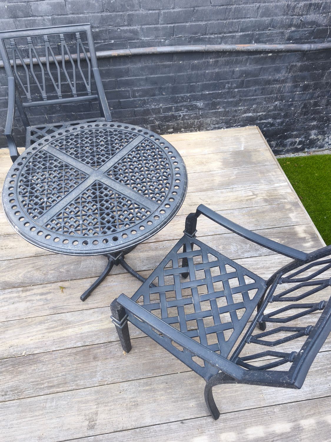 Oxley Dining Set | Tafel Ø 75cm + 2 Stoelen