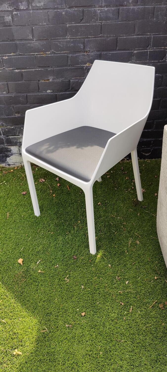 4x Kristalia Mem stoelen Wit Incl. zwart zitkussen