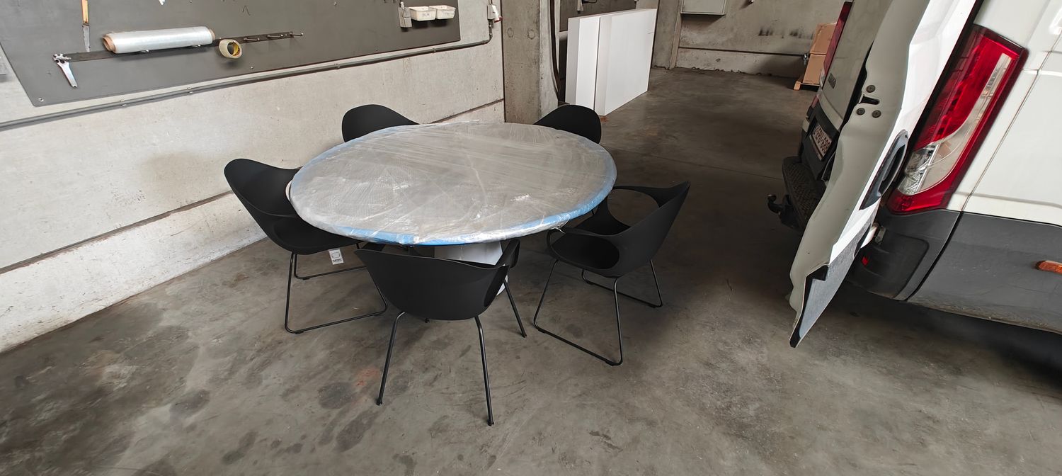 Royal Botania Conix Eettafel 160cm + 4x Kristalia Elephant Stoel Royal Botania Conix Eettafel 160cm + 4x Kristalia Elephant Stoel