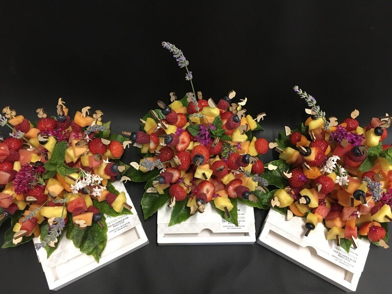 Brochettes de fruits frais conditionnées par 30 Brochettes de fruits frais conditionnées par 30