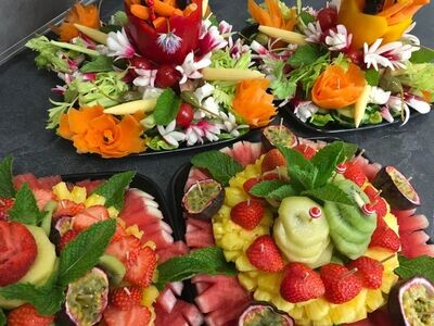 plateau de fruits et légumes frais.