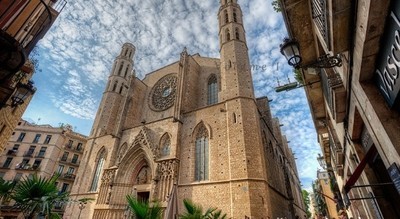 Santa Maria del Mar al complet  i el seu entorn