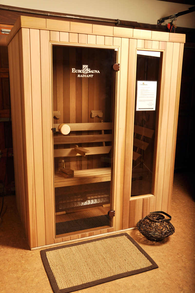 Far Infrared Sauna with Quartz Emitters
