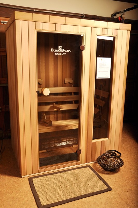 Far Infrared Sauna with Quartz Emitters