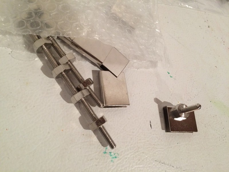 Magnetic latch for 6mm tempered glass doors