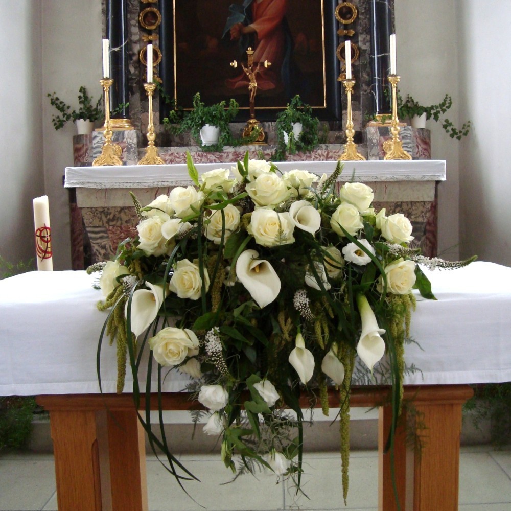 Kirchendeko Altargesteck Rosen und Calla weiss