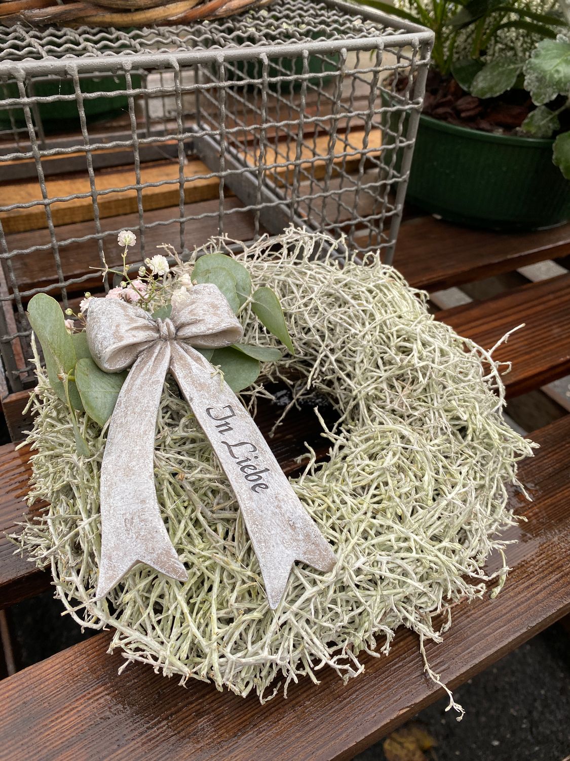 Winterarrangement Calostephaluskränzli garniert