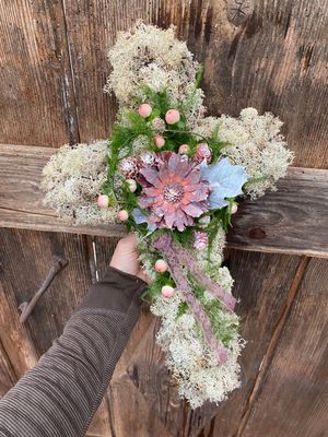 Winterarrangement Kreuz garniert