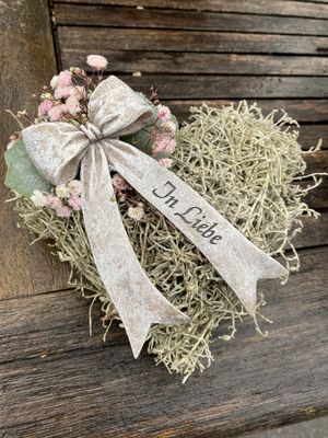 Winterarrangement Calostephalusherz garniert