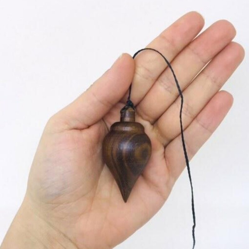 Pêndulo formato de gota em Madeira