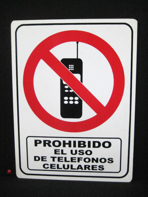 Señalamiento no usar celular 25x20