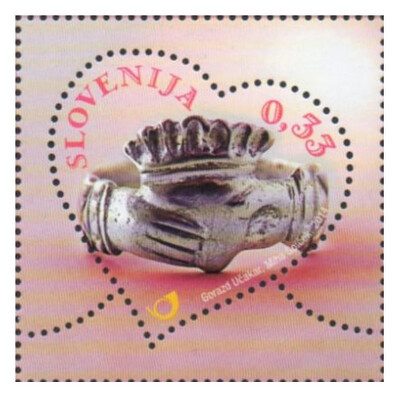 Словения. Поздравительная марка. Серебряное кольцо в виде рук, держащих сердце. Марка