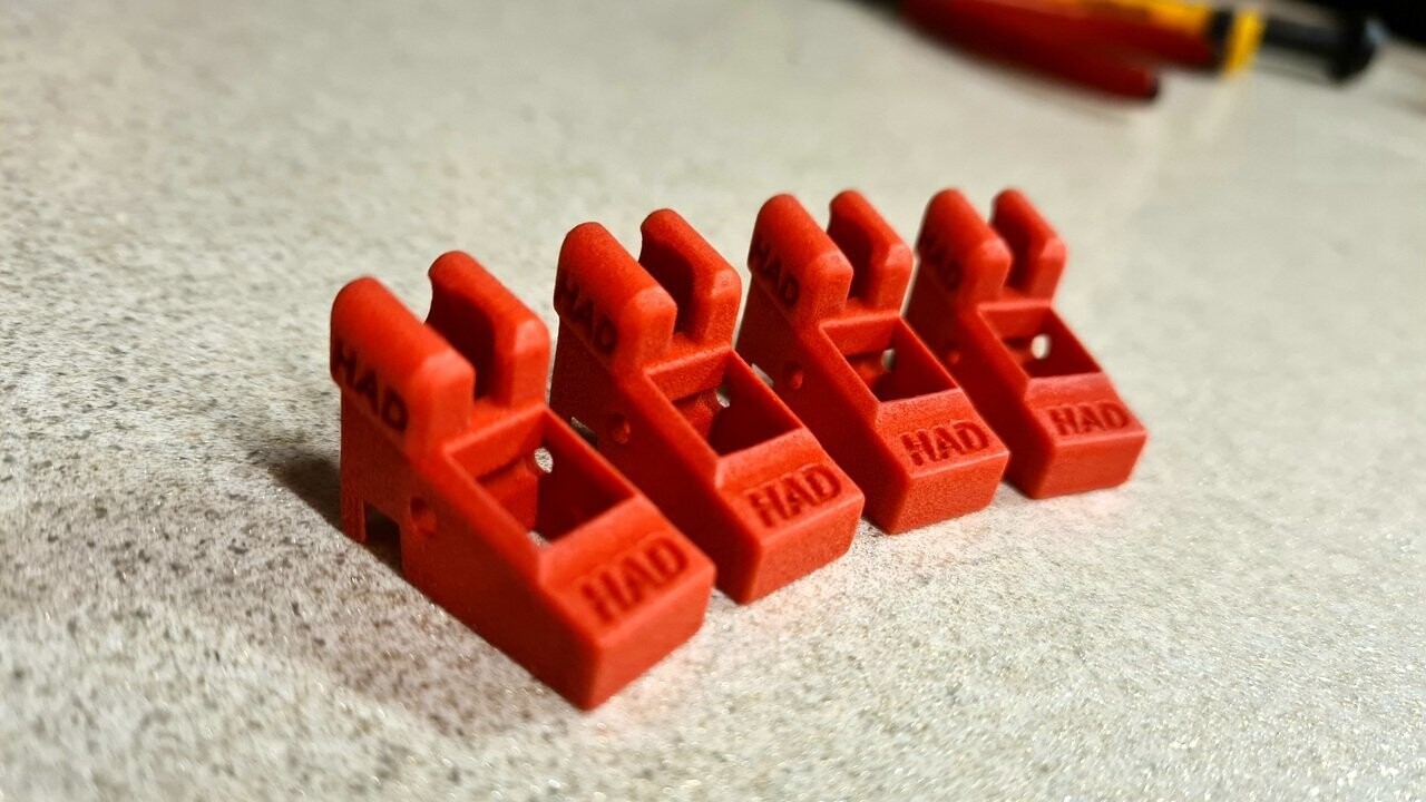Hadron "Hot Lips" magazine feed lip
