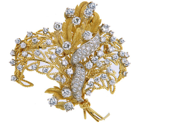 Diamond Pin set in 18K Yellow Gold