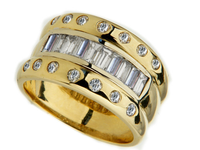 Baguette and Round Diamond Ring in 18K Yellow Gold