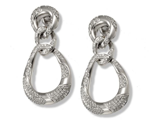 18K White Gold Diamond Dangle Earrings