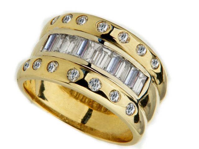 Baguette and Round Diamond Ring in 18K Yellow Gold