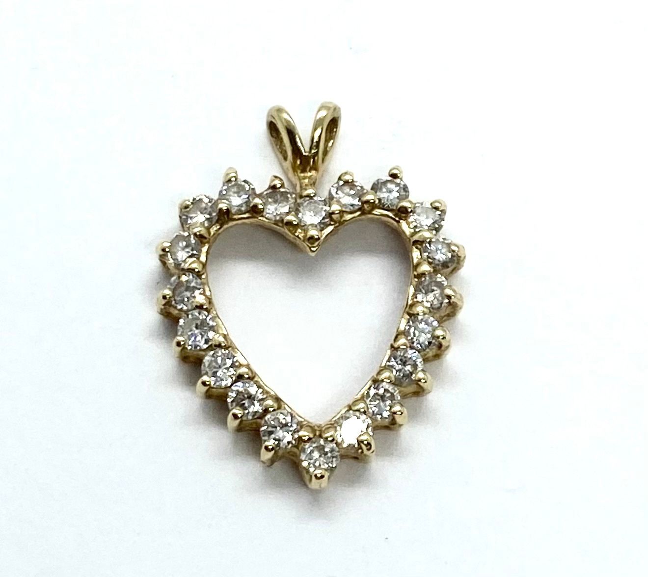 Heart Pendant in Gold with Diamonds