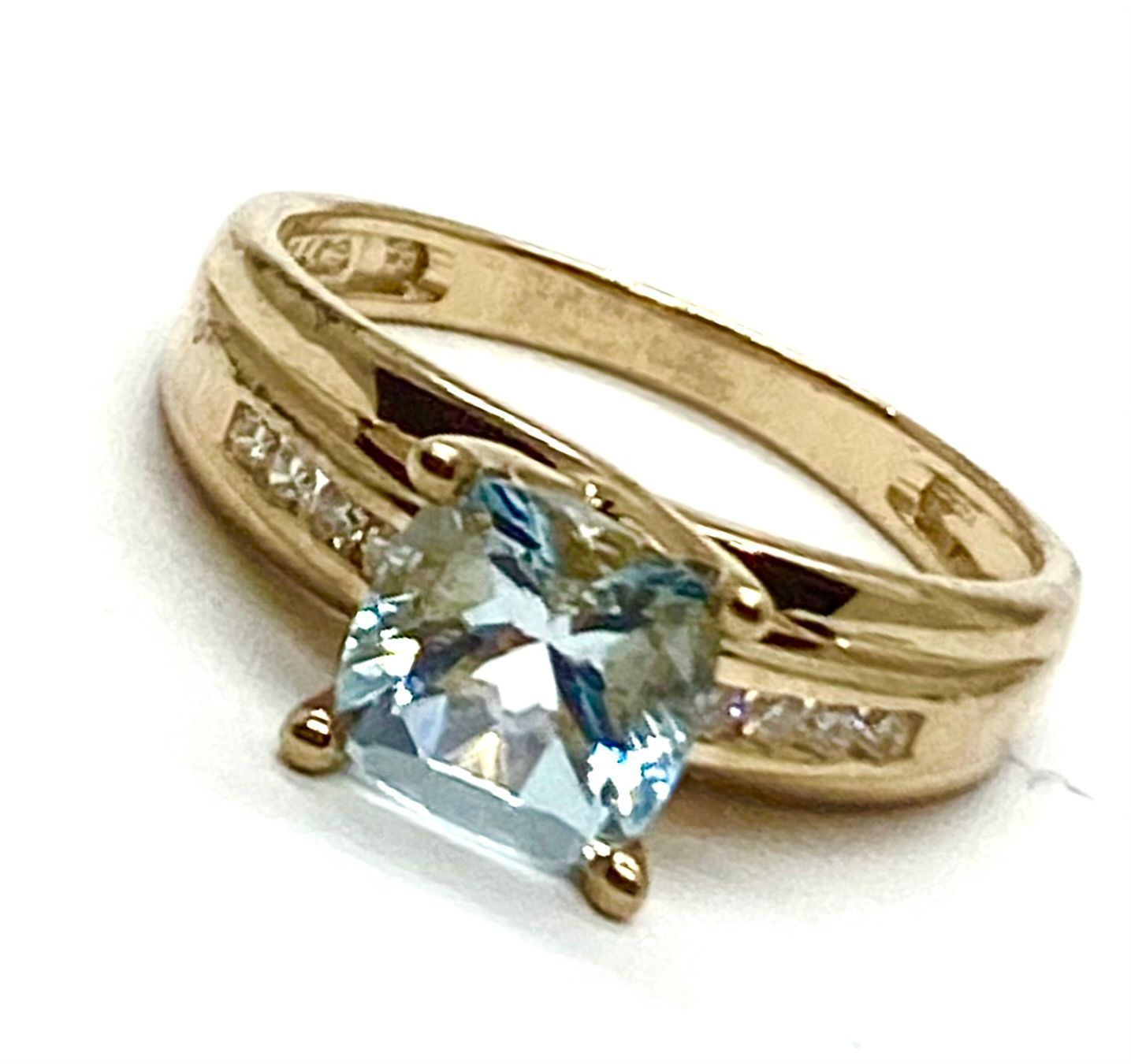 Aquamarine and Dimond Ring in Gold