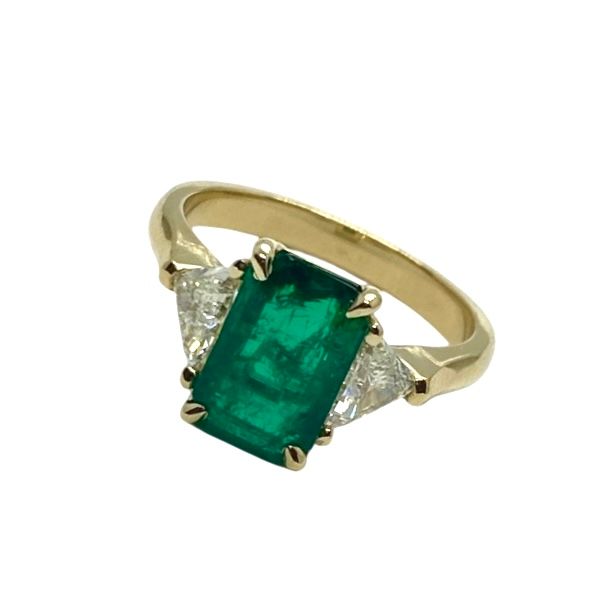 Colombian Emerald and Diamond Ring in Yellow Gold Colombian Emerald and Diamond Ring in Yellow Gold