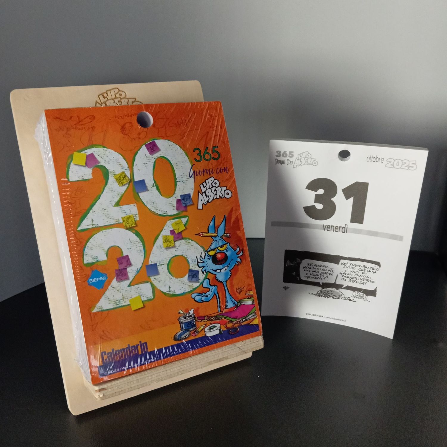 Calendario 2026 con supporto legno Lupo Alberto Calendario 2026 con supporto legno Lupo Alberto