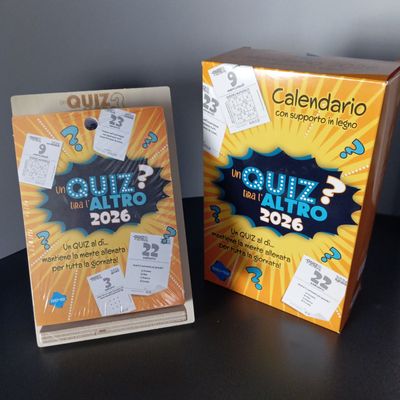 Calendario 2026 con supporto legno Calendario 2026 con supporto legno "Quiz tira l'Altro"