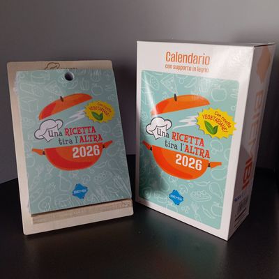 Calendario Culinario 2026 con supporto legno “una ricetta tira l’altra” Calendario Culinario 2026 con supporto legno “una ricetta tira l’altra”