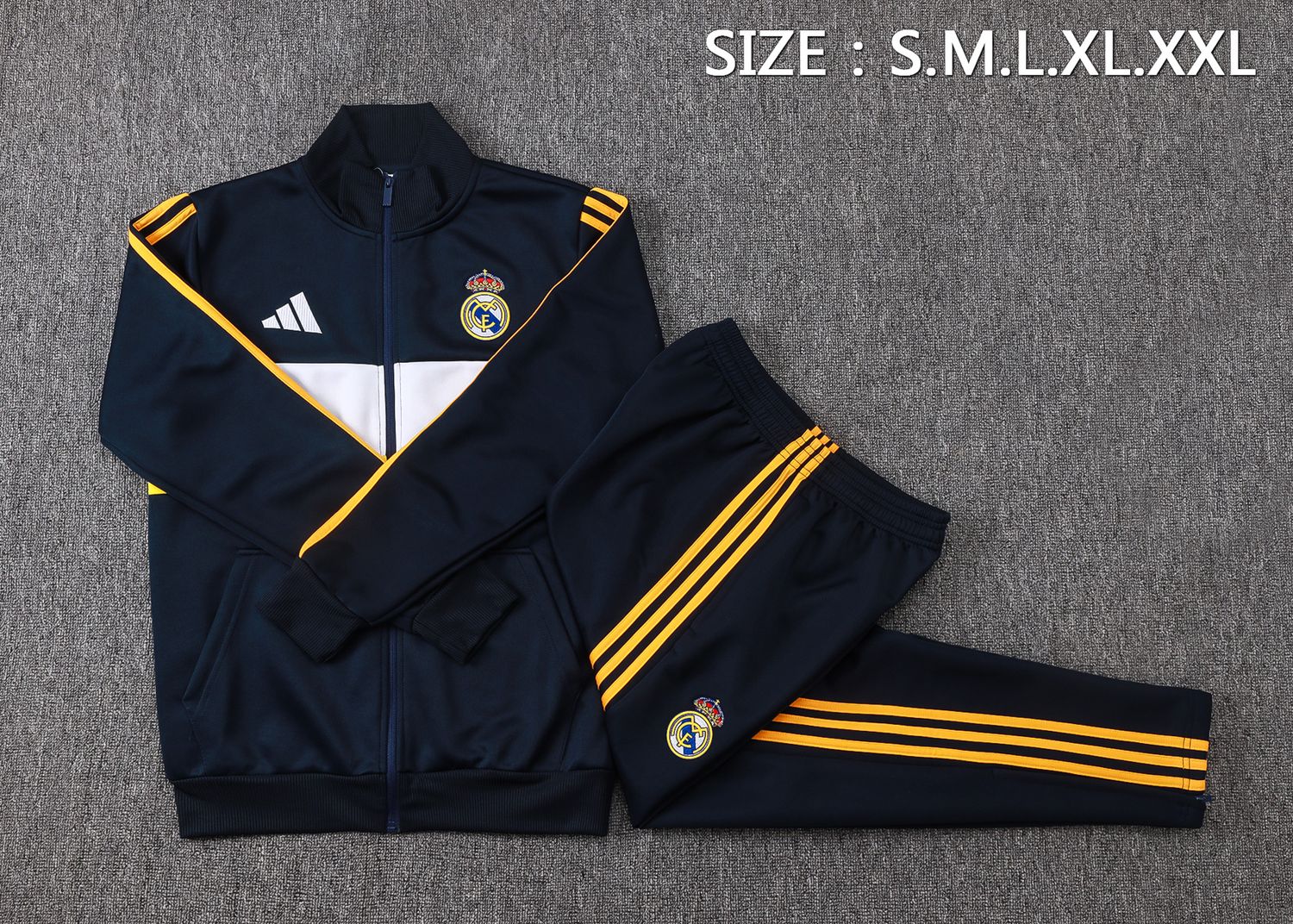 Conjunto Real Madrid 2026/2027 Blusão e Calça - Treino Masculino - com Zíper Conjunto Real Madrid 2026/2027 Blusão e Calça - Treino Masculino - com Zíper