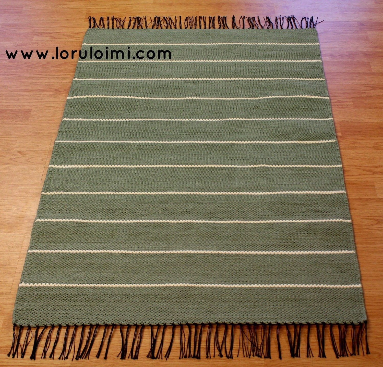 Vihreä valkoraitainen matto  - lähikuva