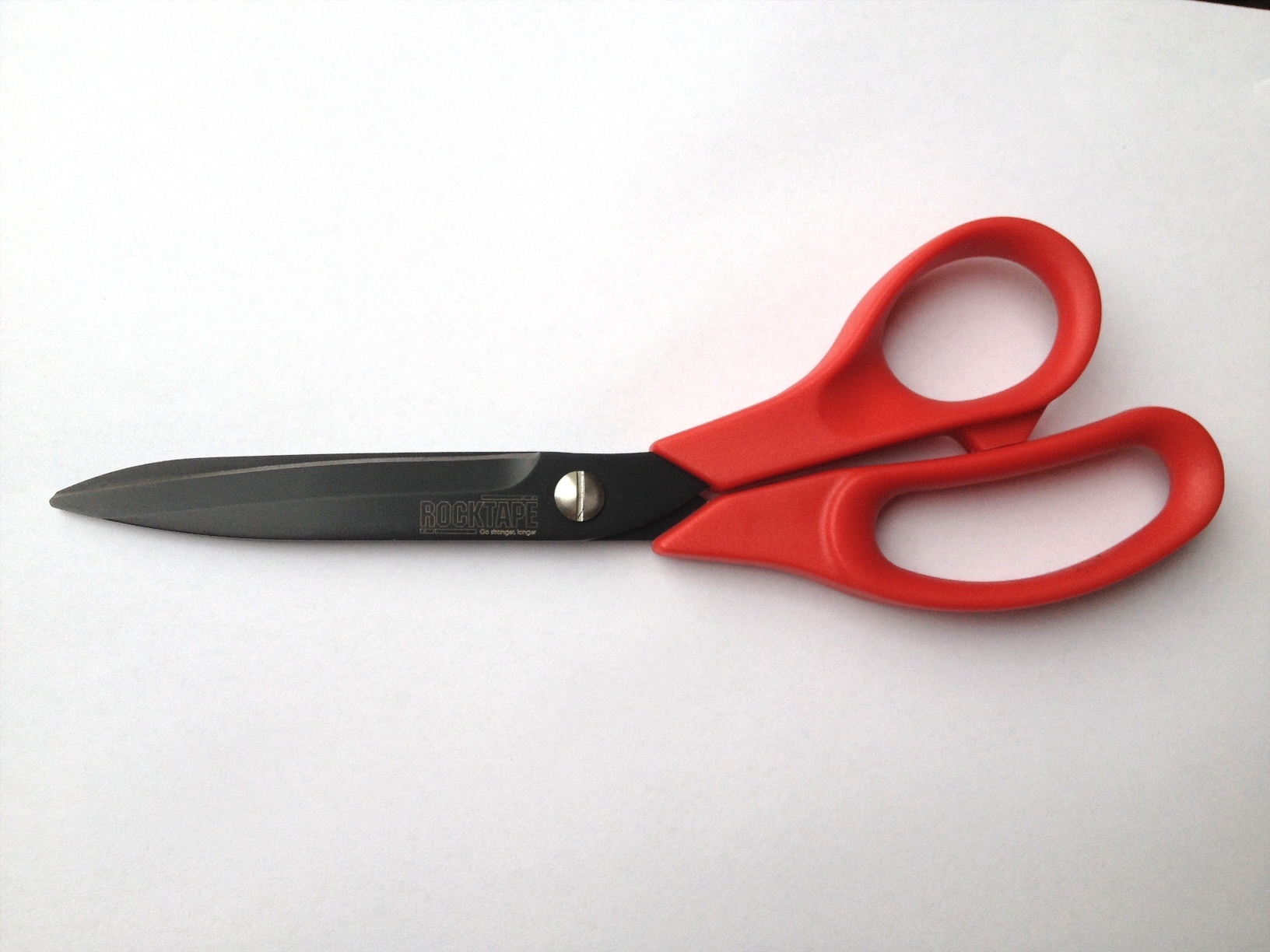 руки ножницы. женские ножницы. ножницы finni 82018. скрещенные ножницы. поза ножницы.