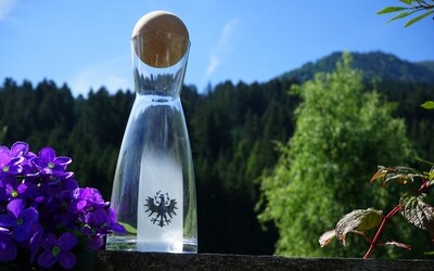 Wasserkaraffe Tiroler Adler mit Zirbenkugel