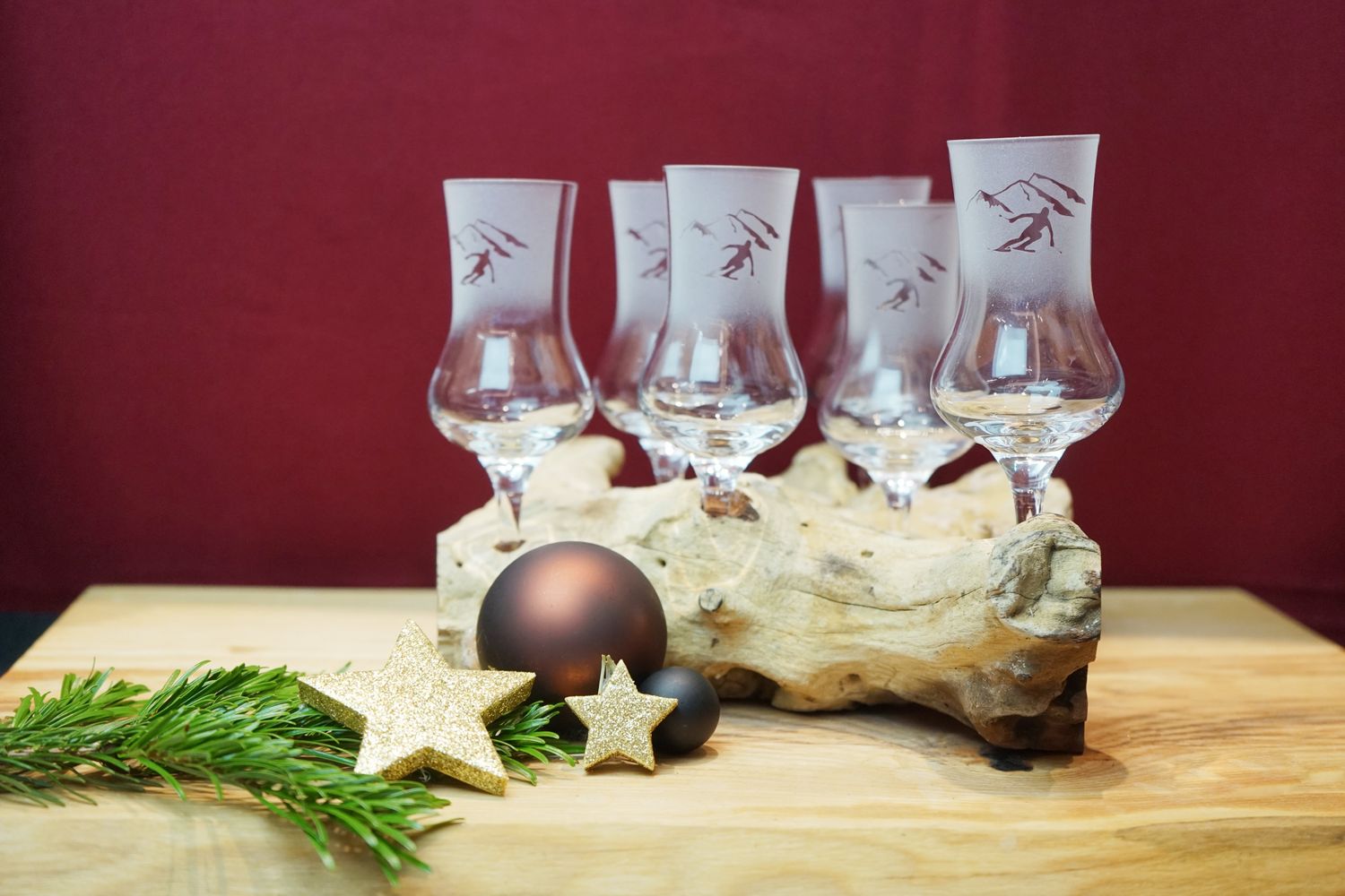 Wurzel mit sechs Skifahrer Gläser