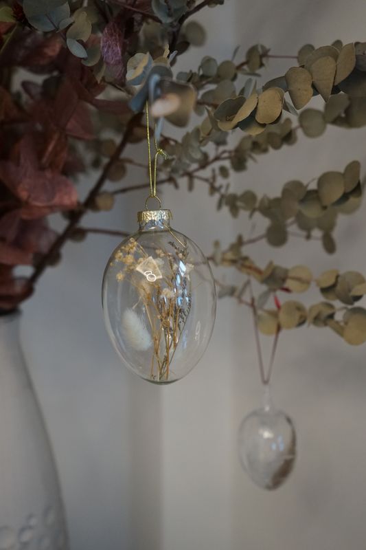 Glas-Ei mit Trockenblumen